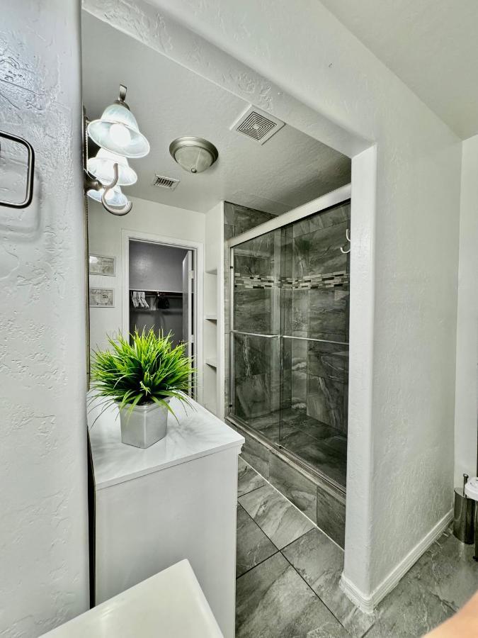 Homestay West Phx Cozy King With Private Bathroom Inside A House *