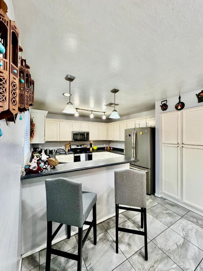 West Phx Cozy King With Private Bathroom Inside A House Phoenix