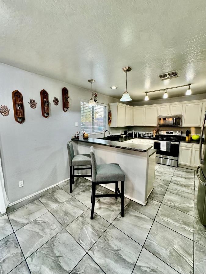 West Phx Cozy King With Private Bathroom Inside A House